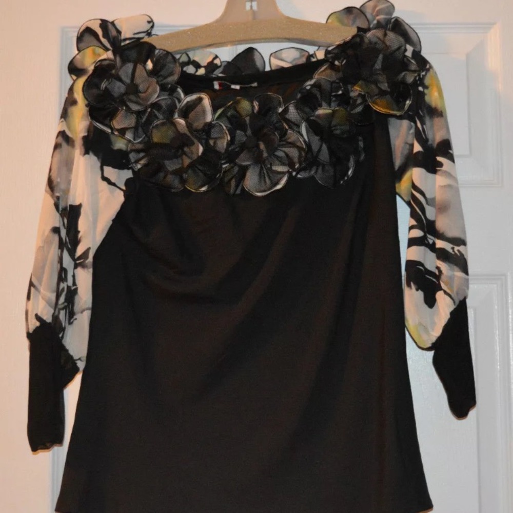 Very pretty womens top black with flowers Size S